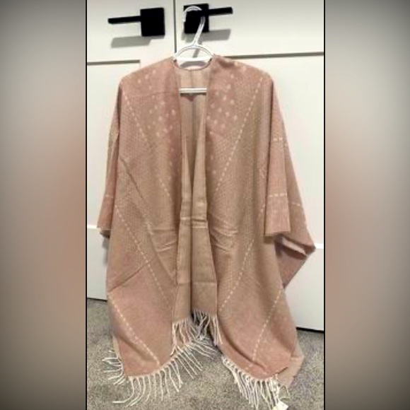 Gental Fawn light knitted poncho. - Picture 1 of 2